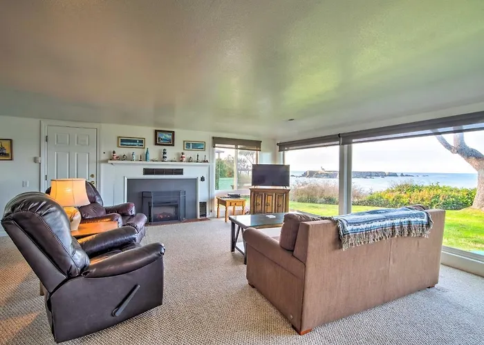Cliffside Lighthouse Beach Home With Ocean View