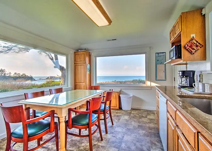 Cliffside Lighthouse Beach Home With Ocean View